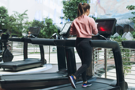 的表现显得 的表现显得